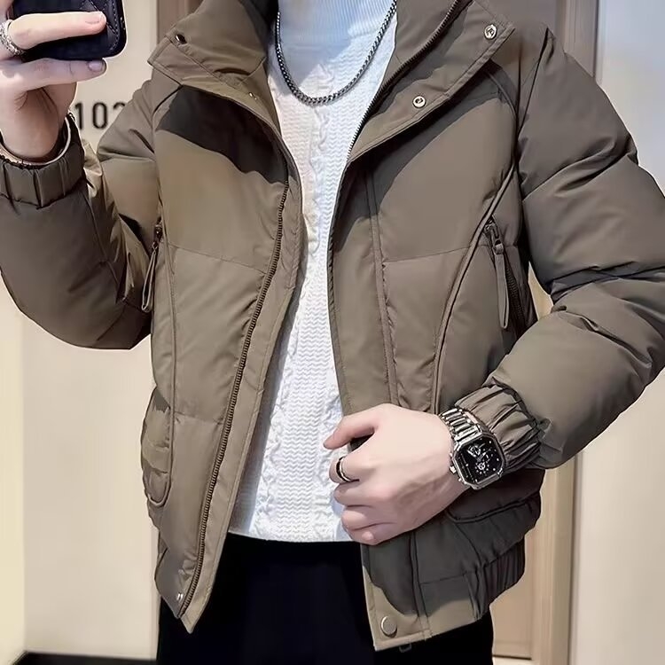 Muški zimski kaput od poliestera s stojećim ovratnikom, zatvaračem, slobodnim krojem, poliesterom za punjenje i trodimenzionalnim džepovima.
