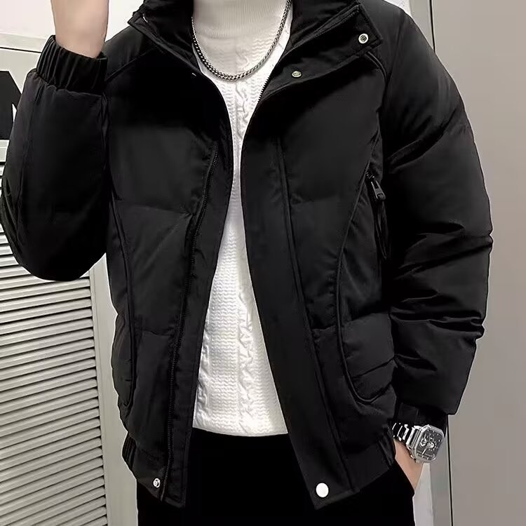 Muški zimski kaput od poliestera s stojećim ovratnikom, zatvaračem, slobodnim krojem, poliesterom za punjenje i trodimenzionalnim džepovima.