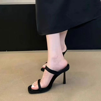 Dámske sandále na vysokom podpätku v korejskom štýle, štvorcová špička, vrchná časť z mikrovlákna, gumová podrážka, leto 2024
