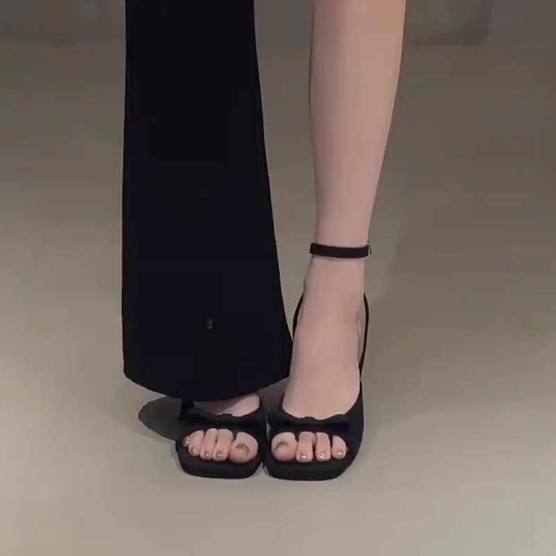 Sandales ar vienu siksniņu, asais purns, plāns papēdis 6–8 cm, priekšējā saitēšana, Korejas stils