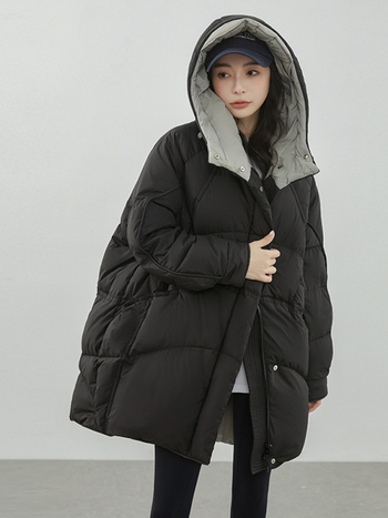 Dámska dlhá zimná bunda s kapucňou, voľný strih, kačacie perie 86–90% obsahu, polyesterový materiál, výplň 101–200 g