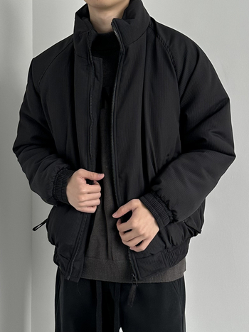 Pamučna jakna sa stojećim ovratnikom, zatvarač sprijeda, punjenje od pamuka, podstava 100% poliestera, bočne džepove