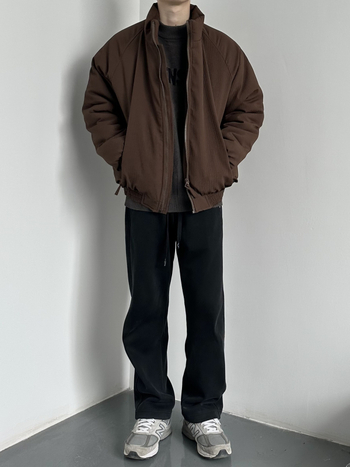 Pamučna jakna sa stojećim ovratnikom, zatvarač sprijeda, punjenje od pamuka, podstava 100% poliestera, bočne džepove