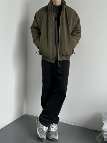 Pamučna jakna sa stojećim ovratnikom, zatvarač sprijeda, punjenje od pamuka, podstava 100% poliestera, bočne džepove