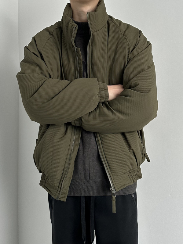 Pamučna jakna sa stojećim ovratnikom, zatvarač sprijeda, punjenje od pamuka, podstava 100% poliestera, bočne džepove