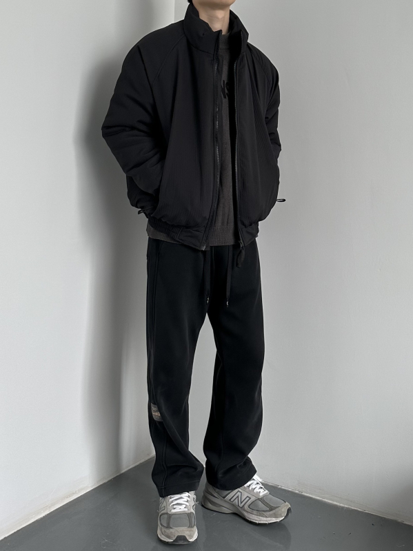 Pamučna jakna sa stojećim ovratnikom, zatvarač sprijeda, punjenje od pamuka, podstava 100% poliestera, bočne džepove