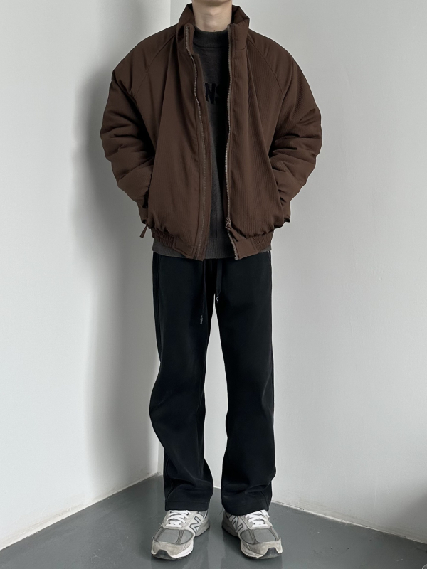 Pamučna jakna sa stojećim ovratnikom, zatvarač sprijeda, punjenje od pamuka, podstava 100% poliestera, bočne džepove