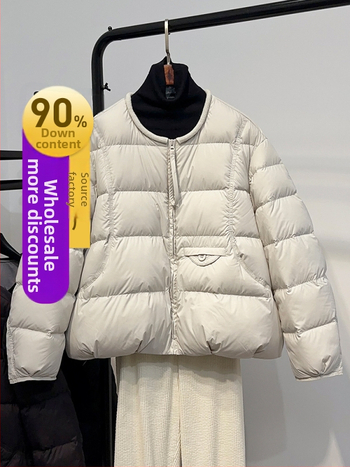 Dámska bunda s kačacím páperom, obsah páperia 86-90%, voľný strih, okrúhly výstrih, zips, polyester