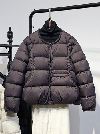 Dámska bunda s kačacím páperom, obsah páperia 86-90%, voľný strih, okrúhly výstrih, zips, polyester