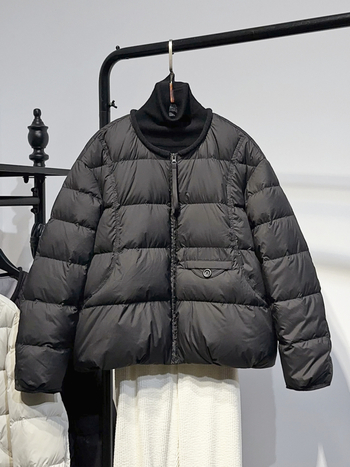 Dámska bunda s kačacím páperom, obsah páperia 86-90%, voľný strih, okrúhly výstrih, zips, polyester