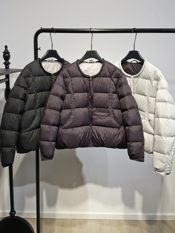 Dámska bunda s kačacím páperom, obsah páperia 86-90%, voľný strih, okrúhly výstrih, zips, polyester