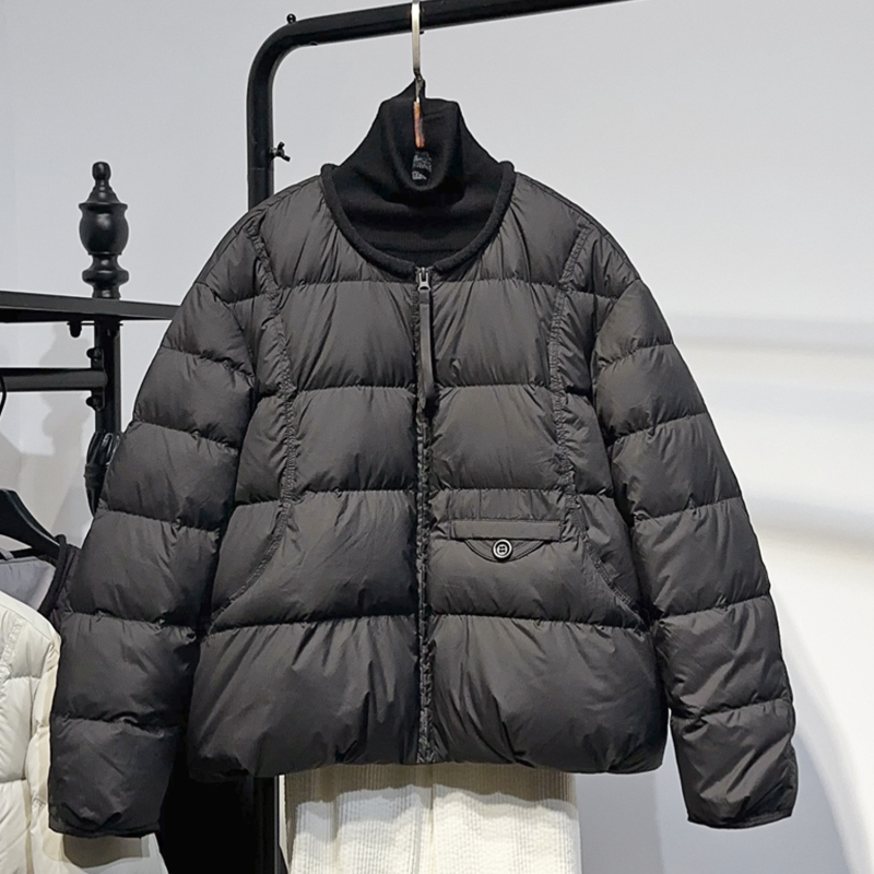 Dámska bunda s kačacím páperom, obsah páperia 86-90%, voľný strih, okrúhly výstrih, zips, polyester