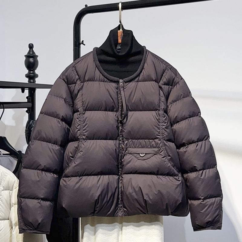 Dámska bunda s kačacím páperom, obsah páperia 86-90%, voľný strih, okrúhly výstrih, zips, polyester