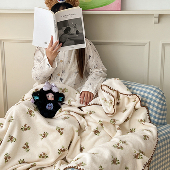 Pieno veliūro pledas | Prekė: Pali peter | Medžiaga: pieno veliūras | Svoris: 800–1000 g | Raštas: žvaigždėtas dangus ir augalai | Tinka visoms metų laikotarpams