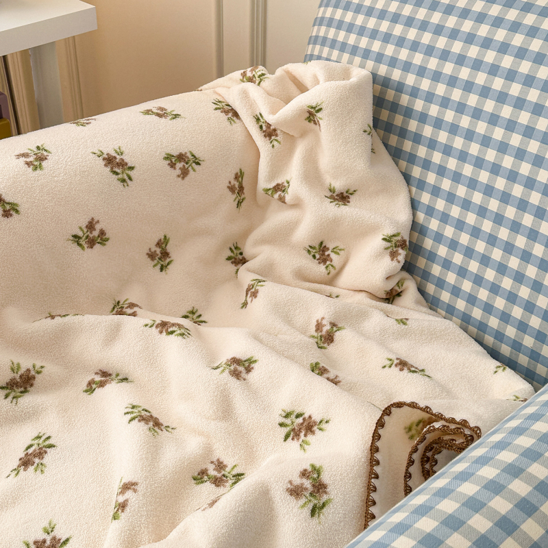 Pieno veliūro pledas | Prekė: Pali peter | Medžiaga: pieno veliūras | Svoris: 800–1000 g | Raštas: žvaigždėtas dangus ir augalai | Tinka visoms metų laikotarpams