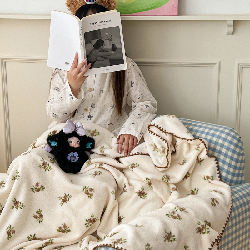 Pieno veliūro pledas | Prekė: Pali peter | Medžiaga: pieno veliūras | Svoris: 800–1000 g | Raštas: žvaigždėtas dangus ir augalai | Tinka visoms metų laikotarpams