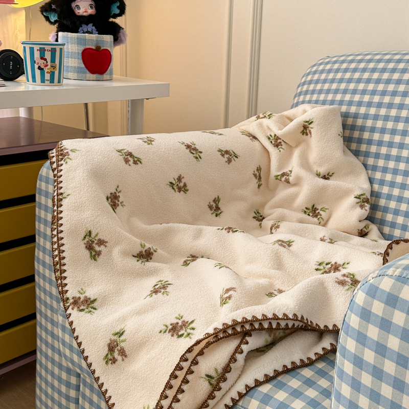 Pieno veliūro pledas | Prekė: Pali peter | Medžiaga: pieno veliūras | Svoris: 800–1000 g | Raštas: žvaigždėtas dangus ir augalai | Tinka visoms metų laikotarpams