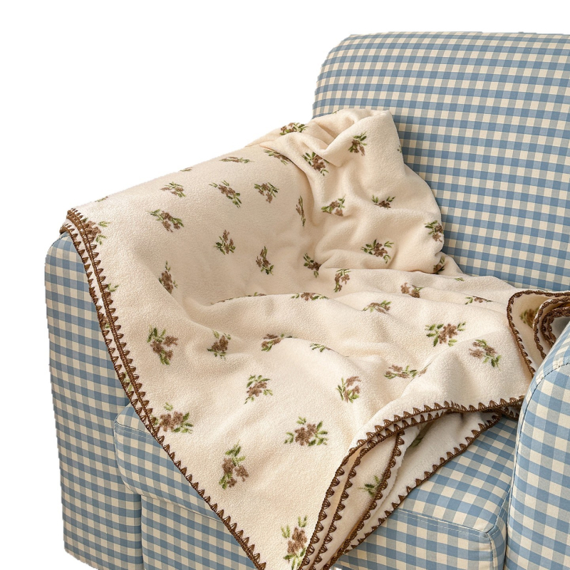 Pieno veliūro pledas | Prekė: Pali peter | Medžiaga: pieno veliūras | Svoris: 800–1000 g | Raštas: žvaigždėtas dangus ir augalai | Tinka visoms metų laikotarpams