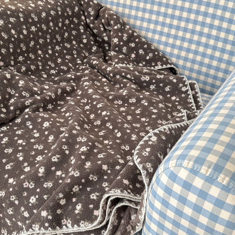 Pieno veliūro pledas | Prekė: Pali peter | Medžiaga: pieno veliūras | Svoris: 800–1000 g | Raštas: žvaigždėtas dangus ir augalai | Tinka visoms metų laikotarpams