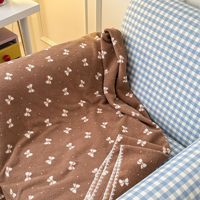 Pieno veliūro pledas | Prekė: Pali peter | Medžiaga: pieno veliūras | Svoris: 800–1000 g | Raštas: žvaigždėtas dangus ir augalai | Tinka visoms metų laikotarpams