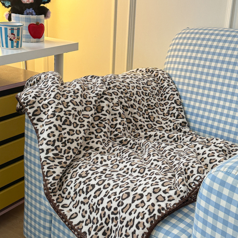 Pieno veliūro pledas | Prekė: Pali peter | Medžiaga: pieno veliūras | Svoris: 800–1000 g | Raštas: žvaigždėtas dangus ir augalai | Tinka visoms metų laikotarpams