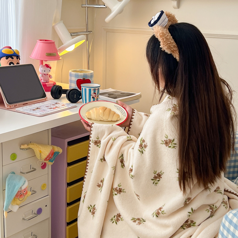 Pieno veliūro pledas | Prekė: Pali peter | Medžiaga: pieno veliūras | Svoris: 800–1000 g | Raštas: žvaigždėtas dangus ir augalai | Tinka visoms metų laikotarpams