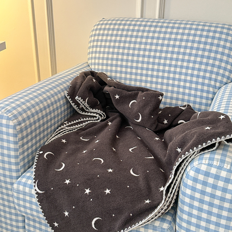 Pieno veliūro pledas | Prekė: Pali peter | Medžiaga: pieno veliūras | Svoris: 800–1000 g | Raštas: žvaigždėtas dangus ir augalai | Tinka visoms metų laikotarpams