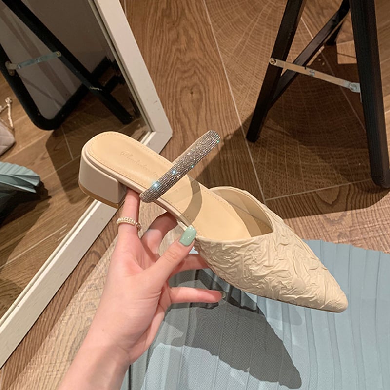 Mary Jane szandálok strasszokkal, hegyes orrú, vastag sarok, textil felsőrész, gumírozott talp