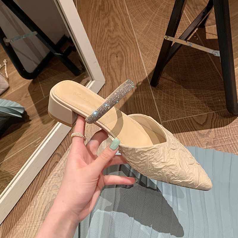 Mary Jane szandálok strasszokkal, hegyes orrú, vastag sarok, textil felsőrész, gumírozott talp