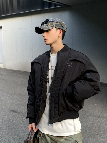 Zimska muška bomber jakna u američkom stilu s dekonstruiranim zakrivljenim dizajnom, prednji zatvarač, debeli poliester punjenje, podstava od poliester