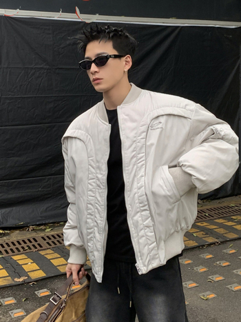 Zimska muška bomber jakna u američkom stilu s dekonstruiranim zakrivljenim dizajnom, prednji zatvarač, debeli poliester punjenje, podstava od poliester