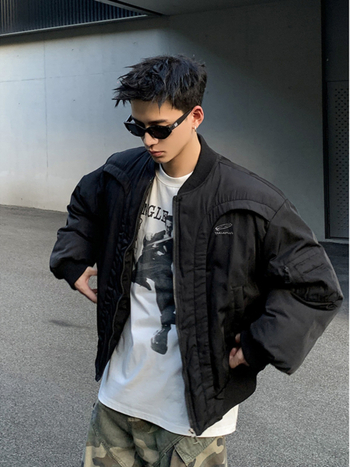 Zimska muška bomber jakna u američkom stilu s dekonstruiranim zakrivljenim dizajnom, prednji zatvarač, debeli poliester punjenje, podstava od poliester