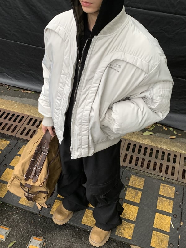 Zimska muška bomber jakna u američkom stilu s dekonstruiranim zakrivljenim dizajnom, prednji zatvarač, debeli poliester punjenje, podstava od poliester