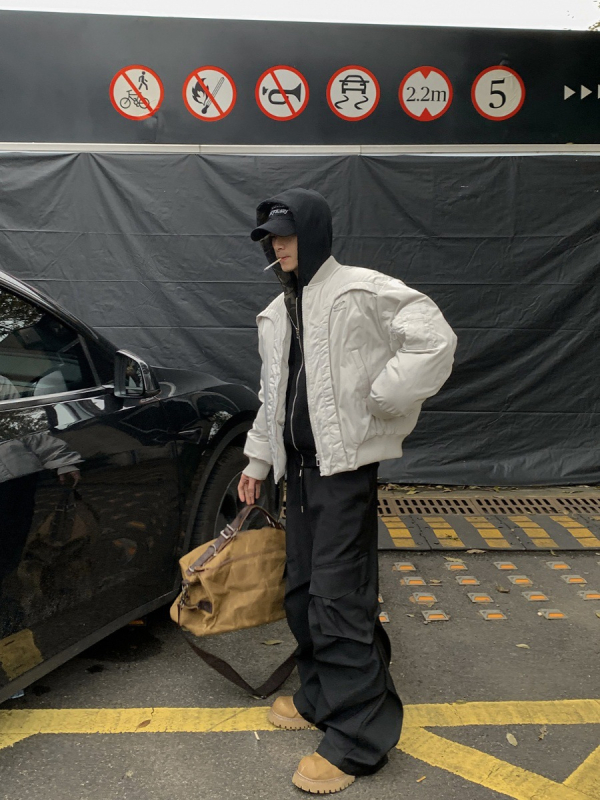 Zimska muška bomber jakna u američkom stilu s dekonstruiranim zakrivljenim dizajnom, prednji zatvarač, debeli poliester punjenje, podstava od poliester