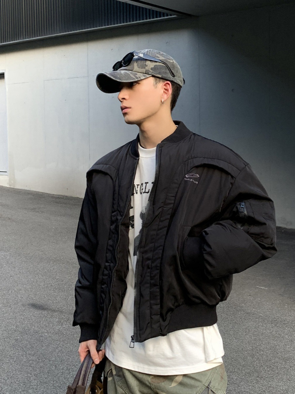 Zimska muška bomber jakna u američkom stilu s dekonstruiranim zakrivljenim dizajnom, prednji zatvarač, debeli poliester punjenje, podstava od poliester
