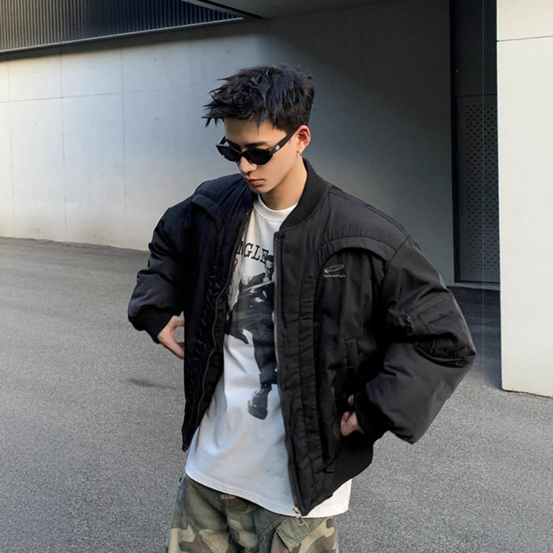 Zimska muška bomber jakna u američkom stilu s dekonstruiranim zakrivljenim dizajnom, prednji zatvarač, debeli poliester punjenje, podstava od poliester
