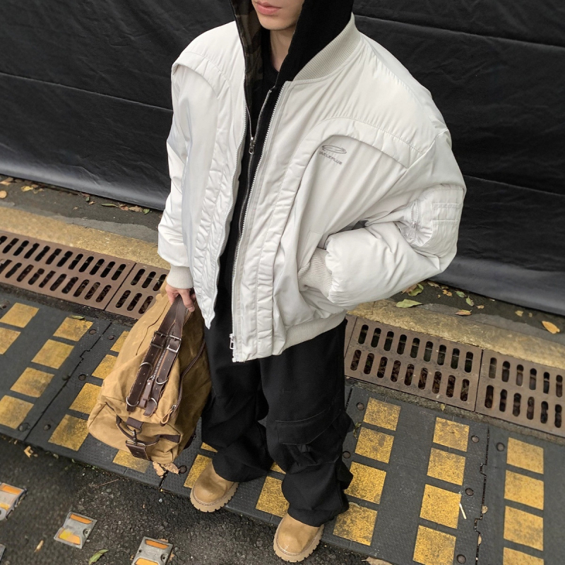 Zimska muška bomber jakna u američkom stilu s dekonstruiranim zakrivljenim dizajnom, prednji zatvarač, debeli poliester punjenje, podstava od poliester
