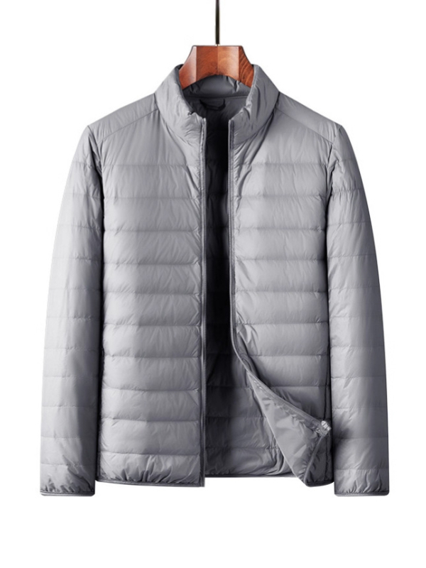 Pánska zimná ľahká bunda s kačacím downom, krátka, stojací golier, zips; obsah dole 86–90%, plniaca sila 550