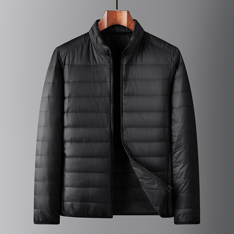 Pánska zimná ľahká bunda s kačacím downom, krátka, stojací golier, zips; obsah dole 86–90%, plniaca sila 550
