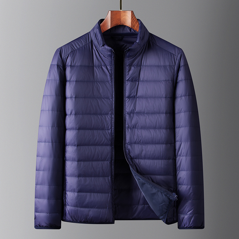Pánska zimná ľahká bunda s kačacím downom, krátka, stojací golier, zips; obsah dole 86–90%, plniaca sila 550
