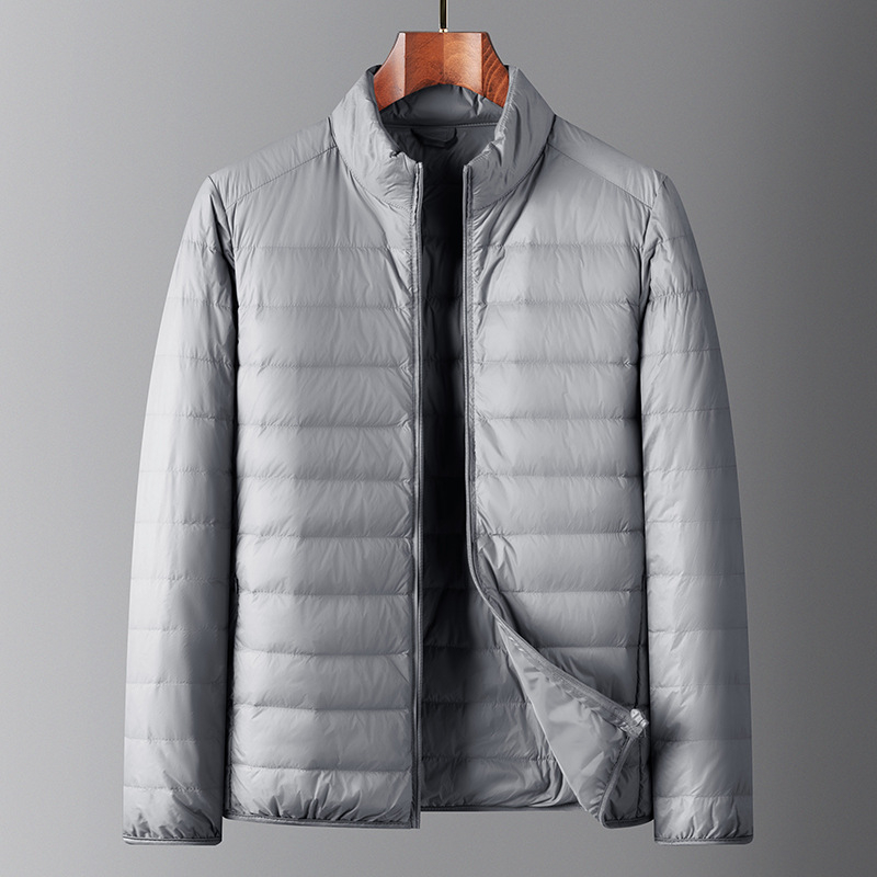 Pánska zimná ľahká bunda s kačacím downom, krátka, stojací golier, zips; obsah dole 86–90%, plniaca sila 550