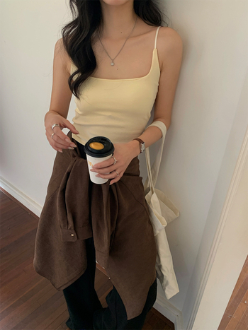 Moteriškas petnešos viršus su krūtinės pagalvėle — siauras kirpimas, trumpas ilgis, medvilnė 90–95%, Spandex <30%, mikroelastingas