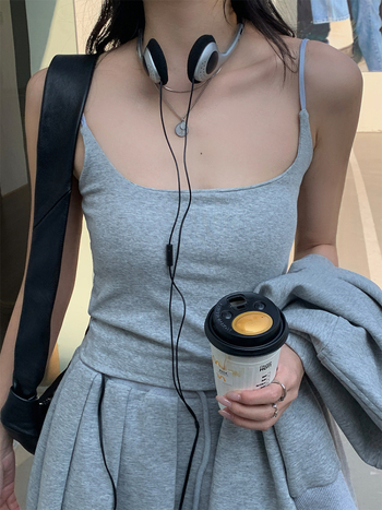 Moteriškas petnešos viršus su krūtinės pagalvėle — siauras kirpimas, trumpas ilgis, medvilnė 90–95%, Spandex <30%, mikroelastingas