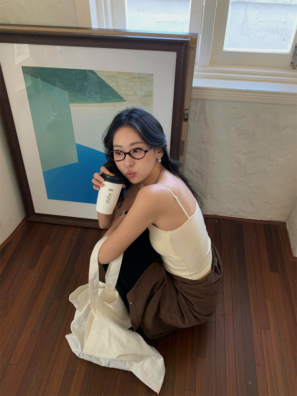 Moteriškas petnešos viršus su krūtinės pagalvėle — siauras kirpimas, trumpas ilgis, medvilnė 90–95%, Spandex <30%, mikroelastingas