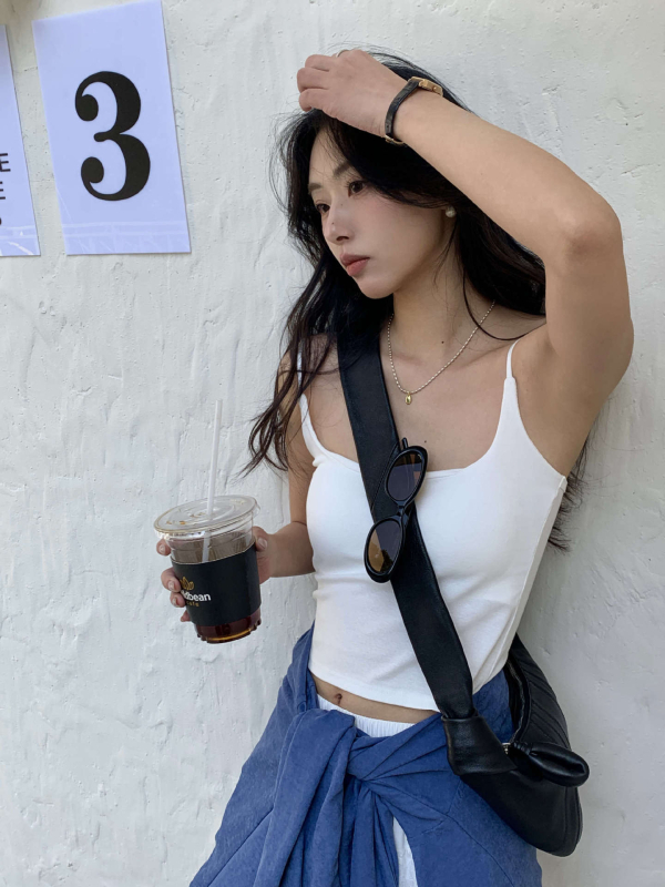 Moteriškas petnešos viršus su krūtinės pagalvėle — siauras kirpimas, trumpas ilgis, medvilnė 90–95%, Spandex <30%, mikroelastingas