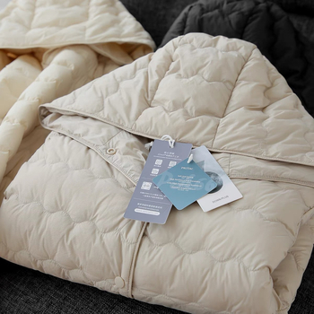 Bunda s kapucňou, výplň z kačacieho páperia, vonkajší materiál nylon, dĺžka 50–65 cm