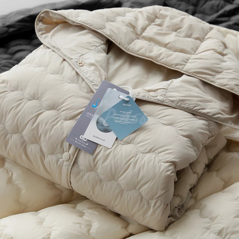 Bunda s kapucňou, výplň z kačacieho páperia, vonkajší materiál nylon, dĺžka 50–65 cm