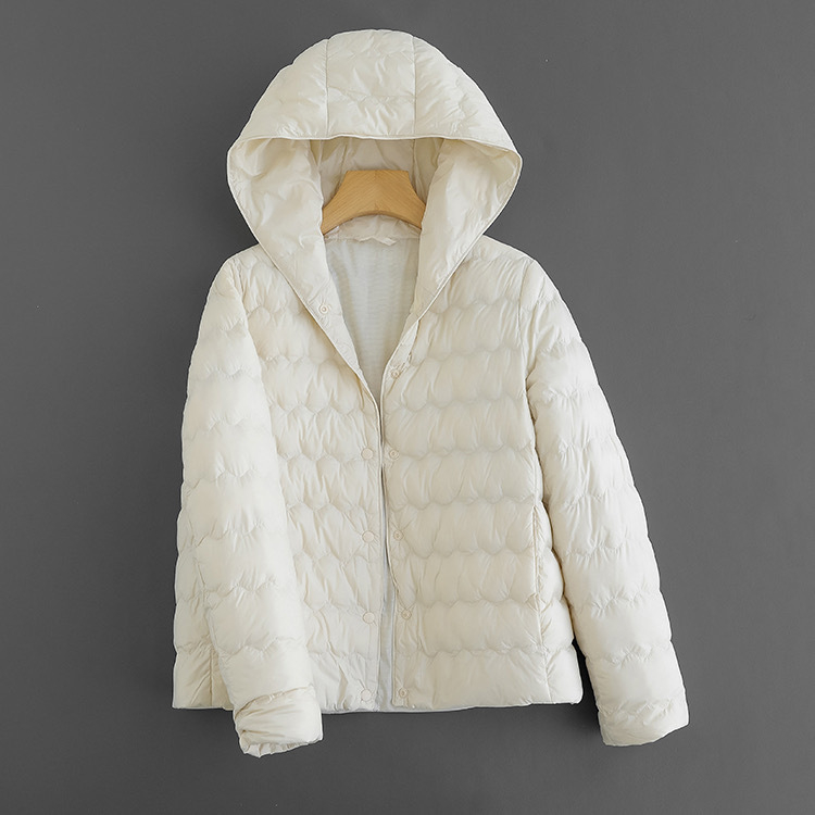 Bunda s kapucňou, výplň z kačacieho páperia, vonkajší materiál nylon, dĺžka 50–65 cm