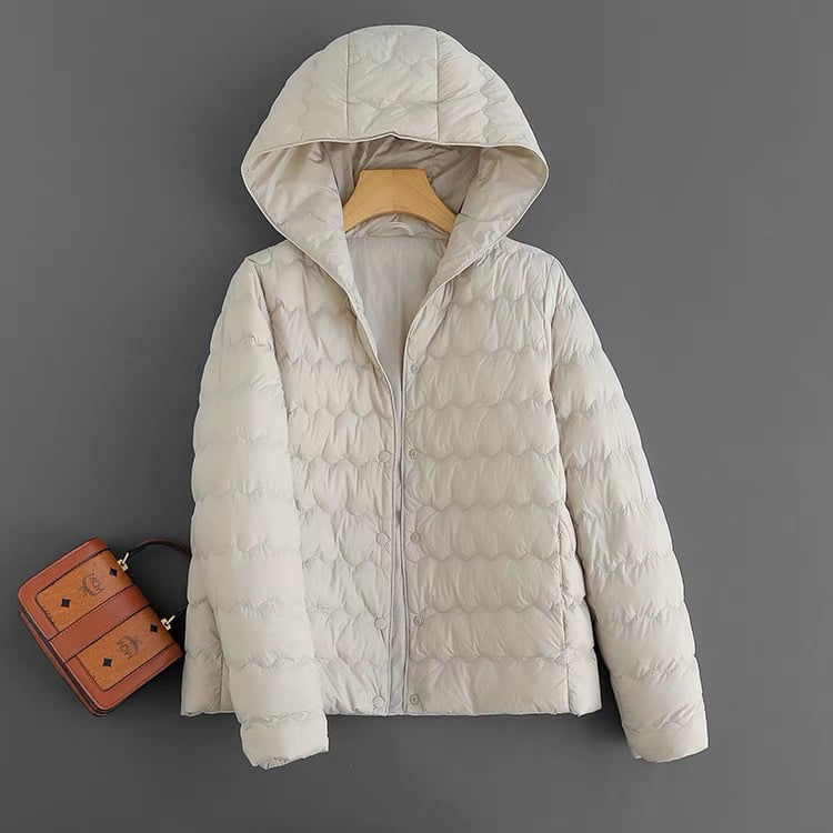 Bunda s kapucňou, výplň z kačacieho páperia, vonkajší materiál nylon, dĺžka 50–65 cm