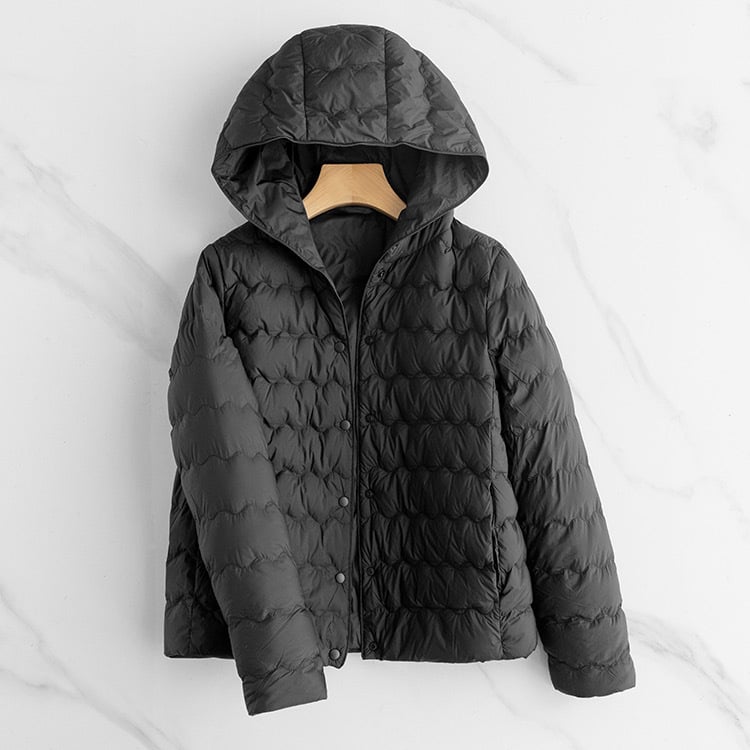 Bunda s kapucňou, výplň z kačacieho páperia, vonkajší materiál nylon, dĺžka 50–65 cm